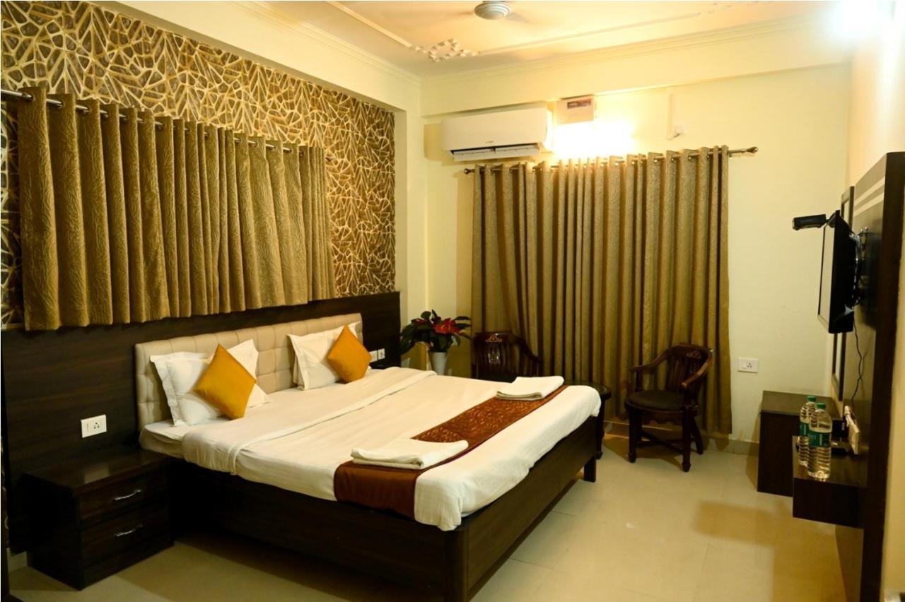 Ganga Darshanam Guesthouse At Dashashwamedh Ghat พาราณสี ภายนอก รูปภาพ